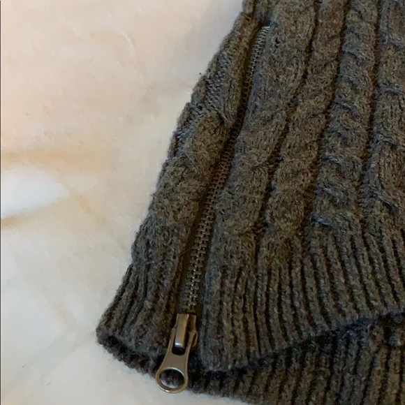 Gray sweater. - Picture 3 of 4